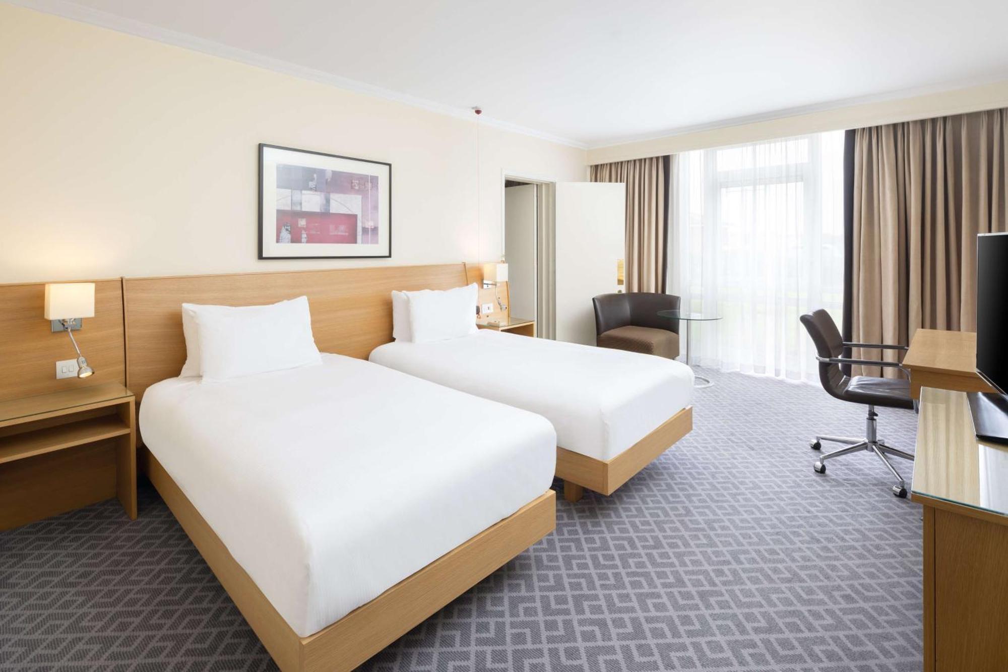 Hilton Northampton Hotel Екстериор снимка