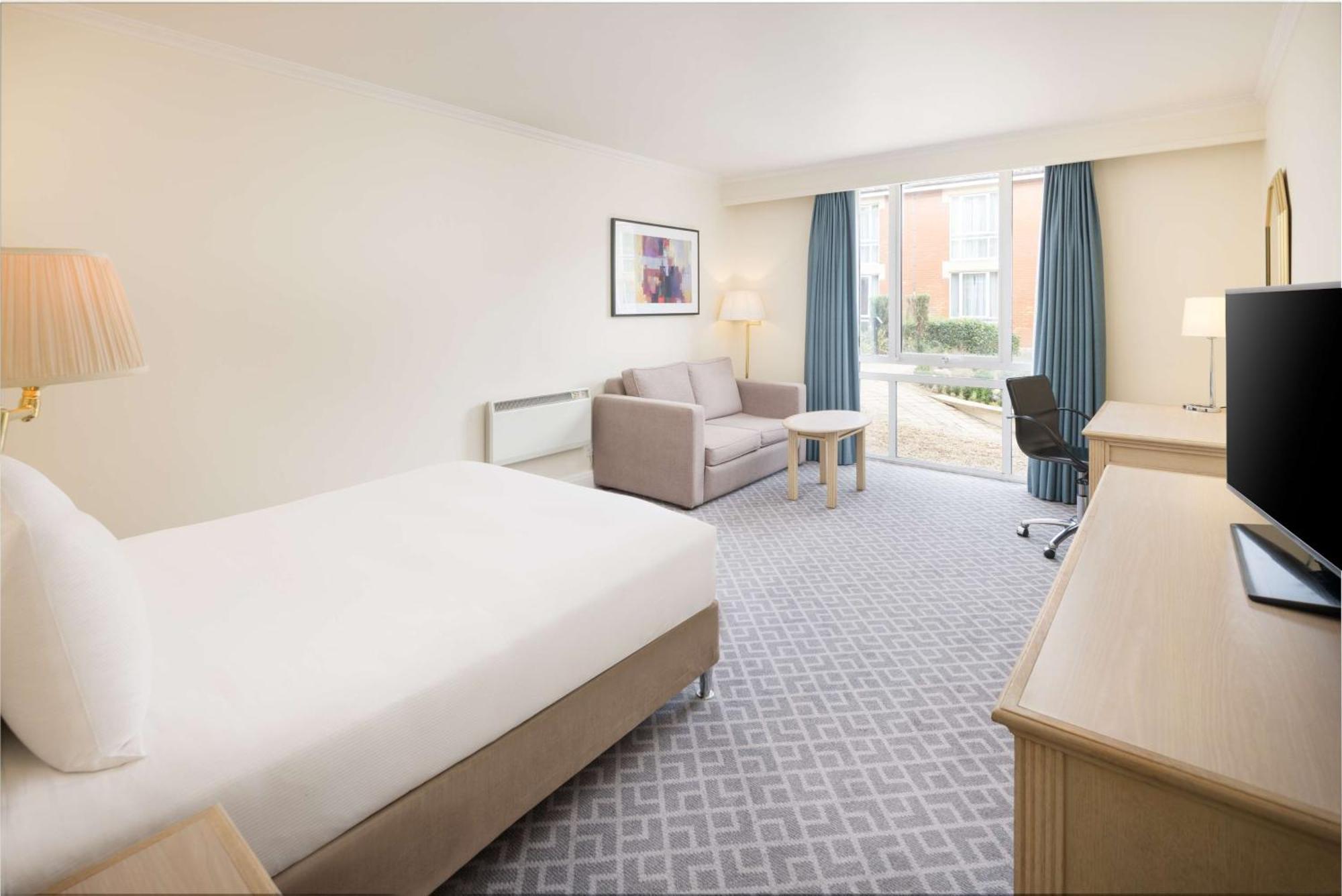 Hilton Northampton Hotel Екстериор снимка