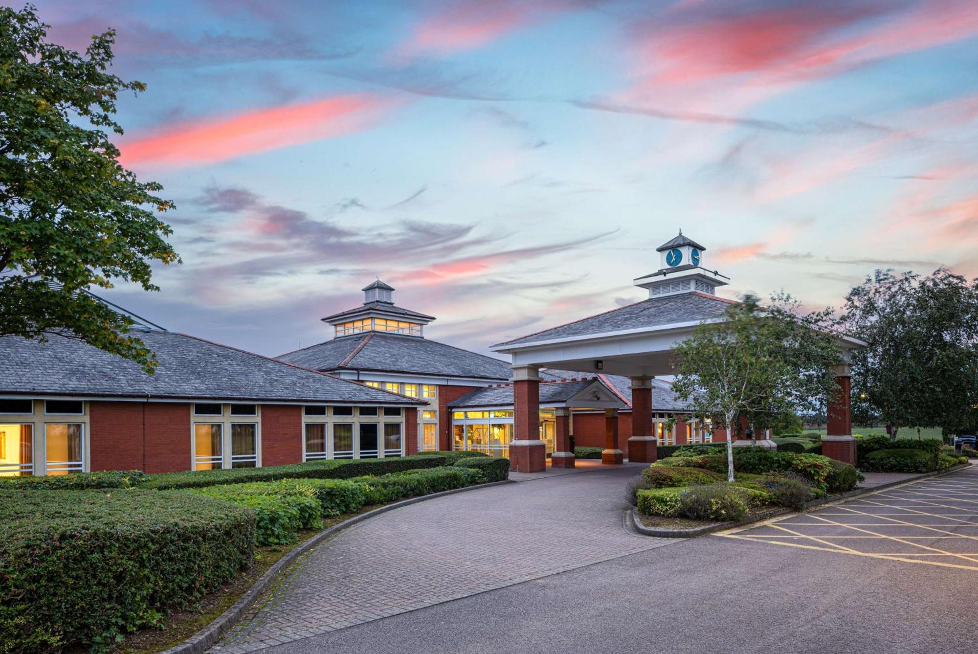 Hilton Northampton Hotel Екстериор снимка